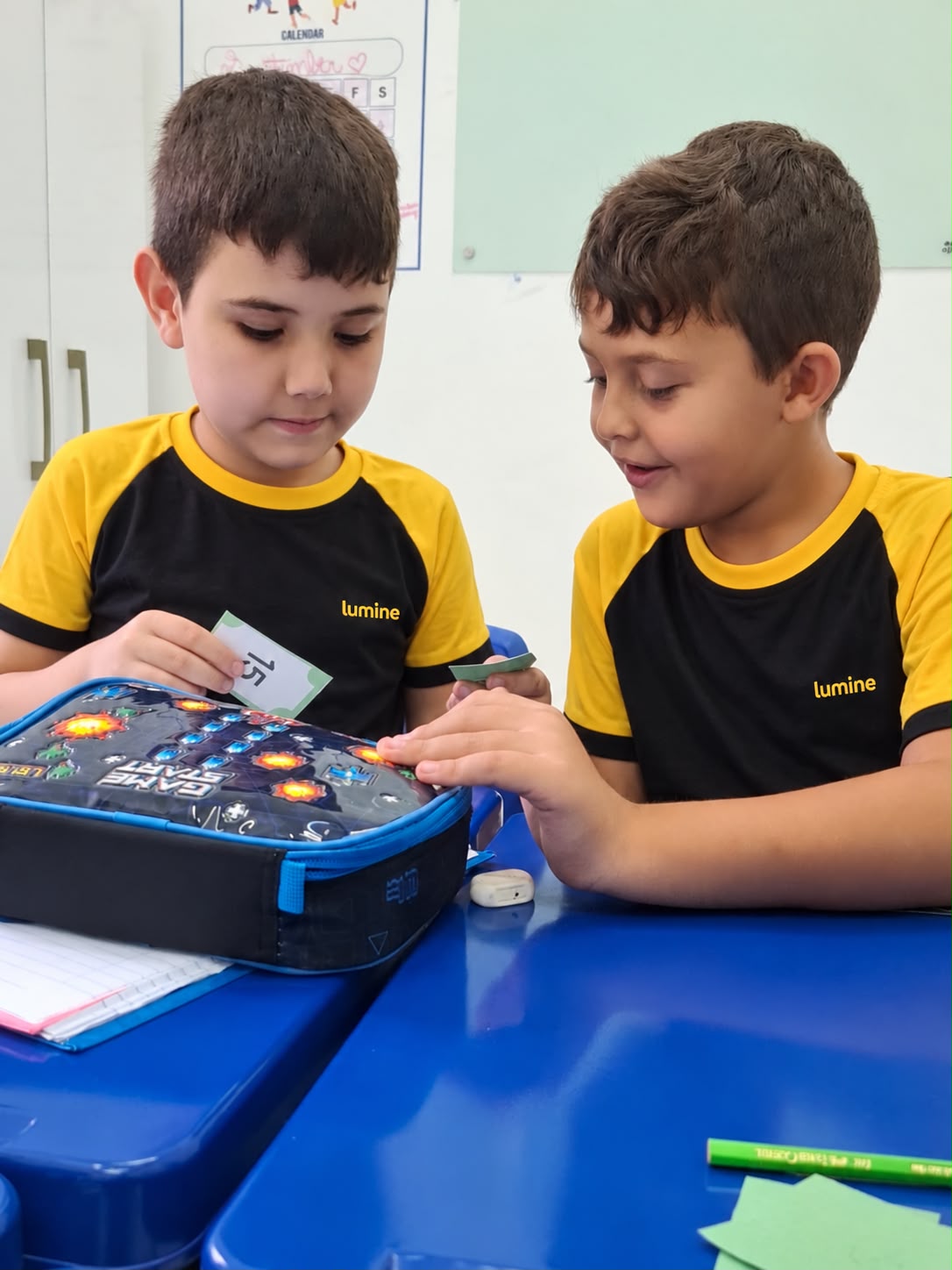 Crianças em momento de fluência e interação no Colégio Lumine